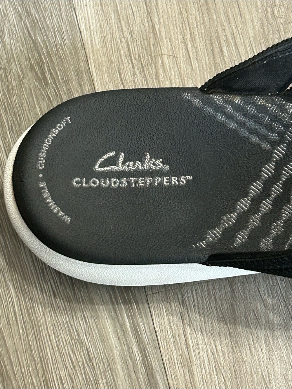 💗5 FOR $25💗 Clarks Black Crisscross Slip On Sandals Cushioned Size 9 - Picture 3 of 6
